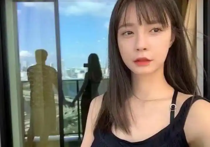 沈梦辰待在家里不出门,素颜皮肤黑被亲爸吐槽嫌弃