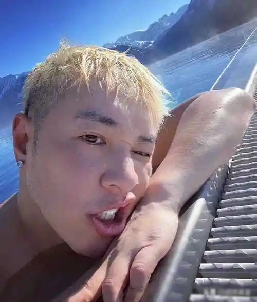 潘玮柏发油腻照引争议网友热议他怎么了