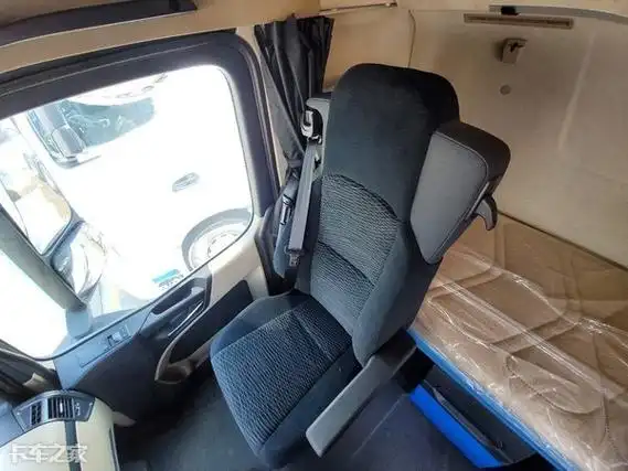 奔驰阿克托斯驾驶室方面