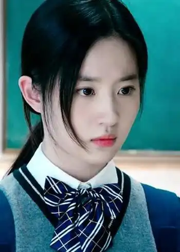 刘亦菲演绎校园女神,清纯的学生装,有没有勾起你的回忆?