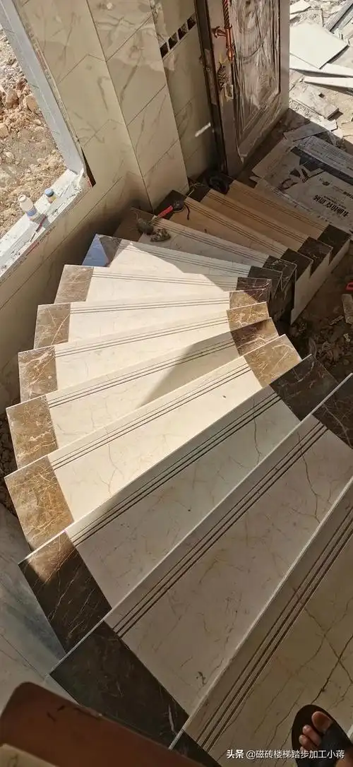 客厅是灰色的地板砖,楼梯踏步选什么颜色比较搭调?-惠修网