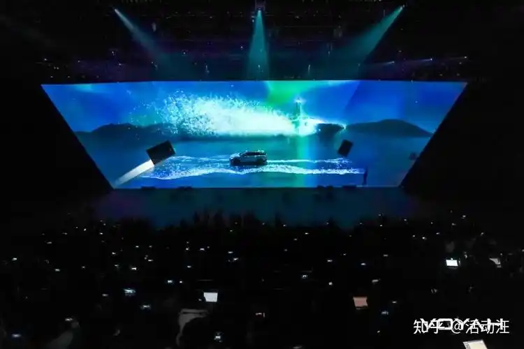 在裸眼3d三面屏的基础上进行创意延伸,打造出具有开箱式的舞台造型