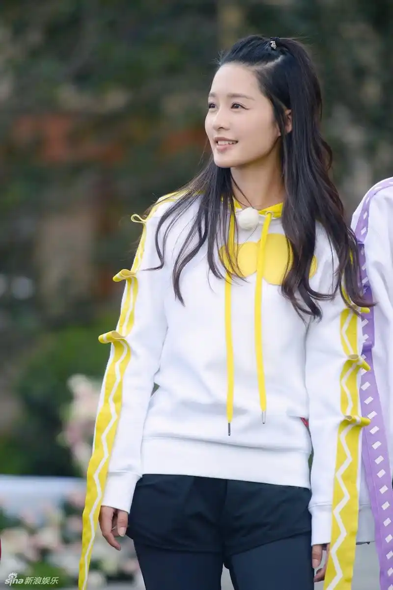 李沁《奔跑吧》组队陈赫 两人卖萌扮可爱