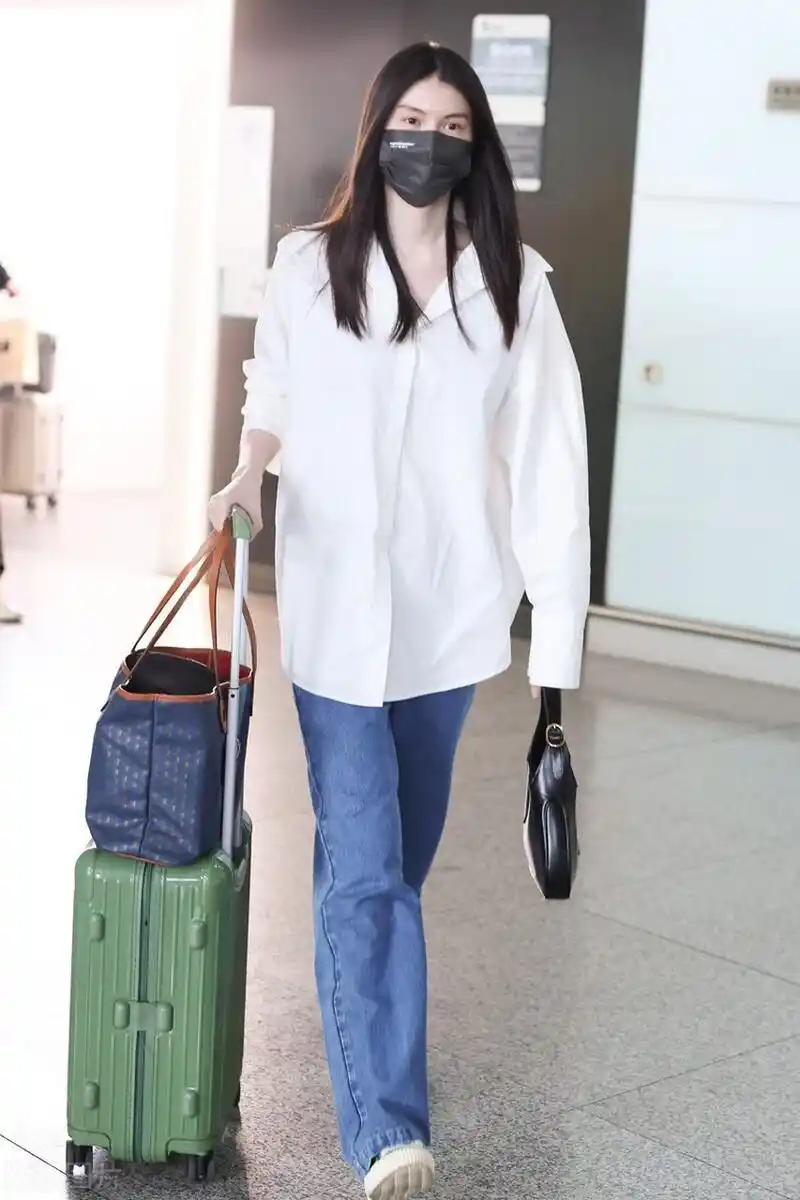 何穗机场街拍,白衬衫 牛仔阔腿裤清爽干净!