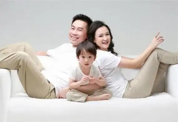 袁鸣的老公据说是个美籍华人,经常去世界各地出差,他们在美国领证