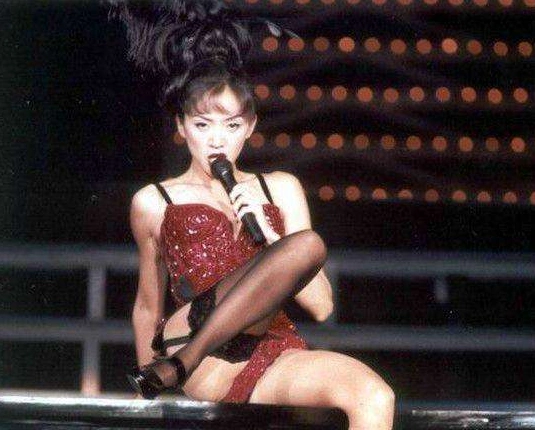 梅艳芳最后一场演唱会,穿着尿不湿撑下来的,与他的约定刚好到期