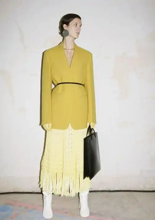 同色系并不特指同一个颜色,它说的是同一个色系里面的两个或多个不同