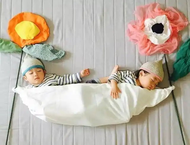 孕妇诞下龙凤胎全家为儿女双全庆祝医生真不是双胞胎