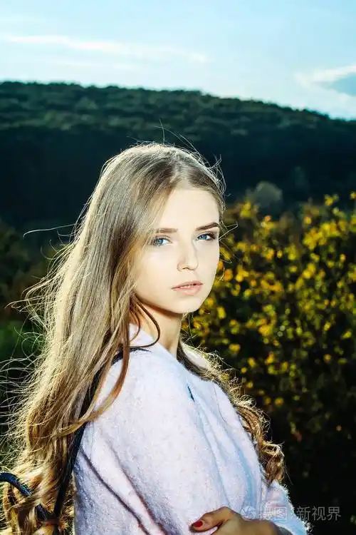 有长头发的漂亮女孩