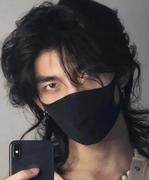 长发男孩刘海长度到嘴唇做个c型后弯后部保留长度2层做个圆形层次顶部