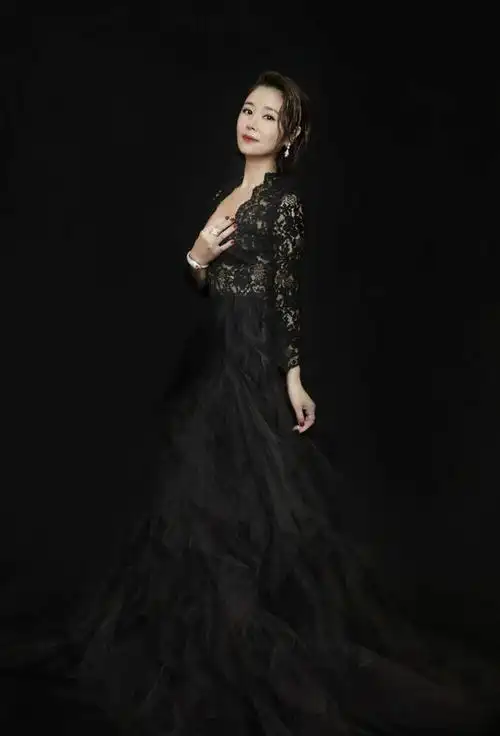 林心如越老越大胆一袭黑色低胸蕾丝礼服无奈没有丰满身材可秀