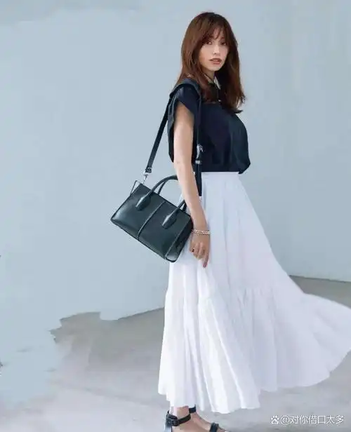 夏天到了,越来越多的女孩穿着裙子出现在街上.