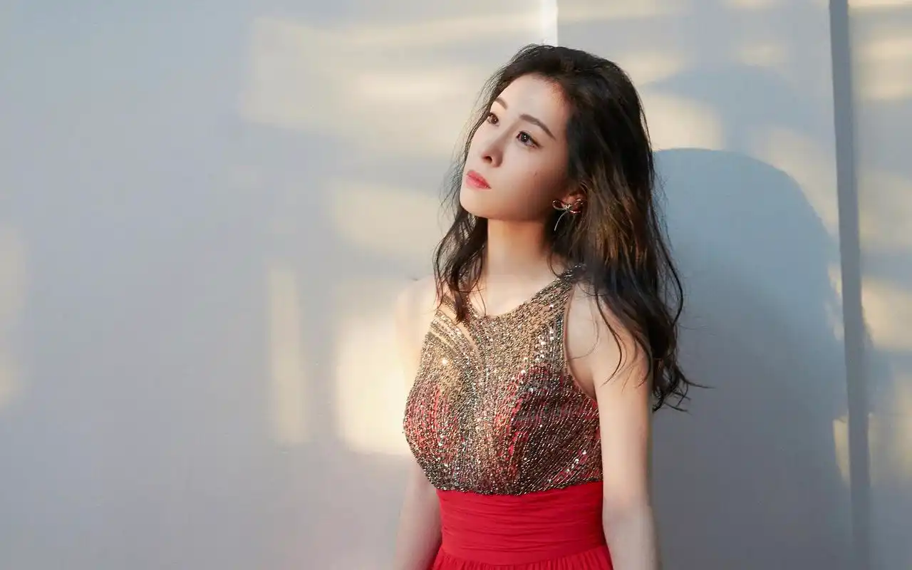 张碧晨优雅性感写真桌面壁纸