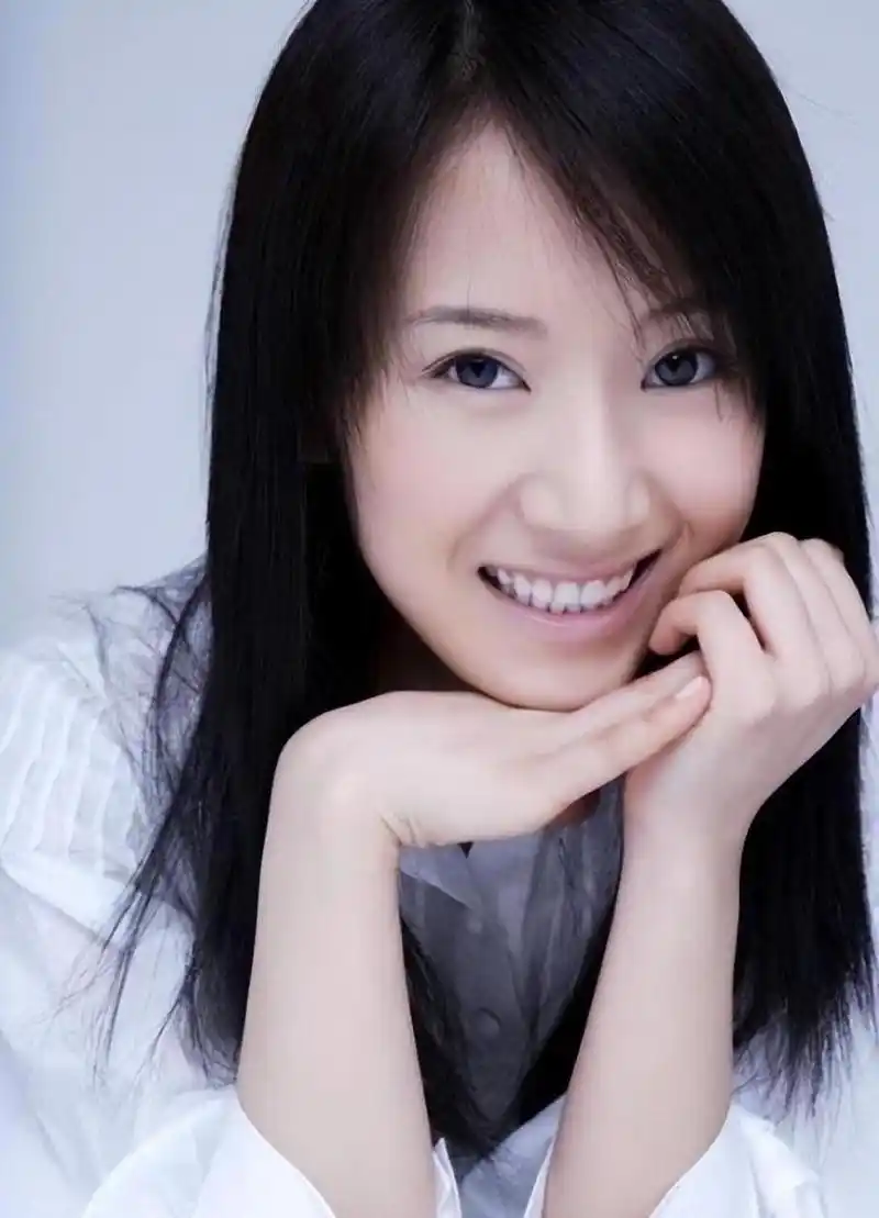 陈格作为陈道明的女儿,独立自主,不依赖父亲的名声,在演艺界和商业