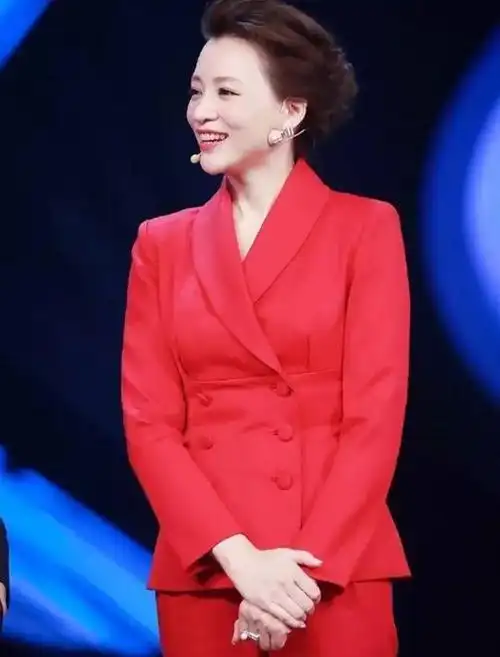 事实证明,"销声匿迹"的央视主持人董卿,走上了另一条"大道"