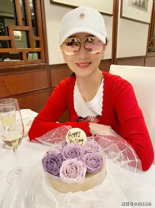 赵雅芝66岁生日红衣配墨镜颜值养眼,与闺蜜同框年龄感太明显