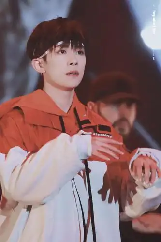 易烊千玺严肃录视频,还是熟悉的发型,粉丝放错重点衣服歪了?