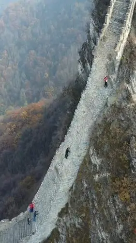 鹰飞倒仰段是箭扣长城最为险峻的地方,近80度的陡坡一般恐高和胆小的