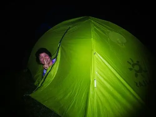 驴友们迅速地支起了帐篷