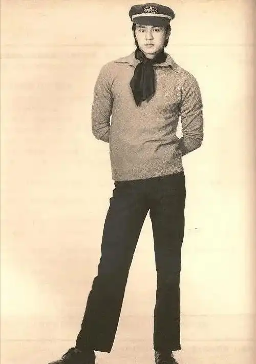 首先,狄龙有一个令女孩疯狂,男人羡慕的身高,高达一米83,而且腿部的