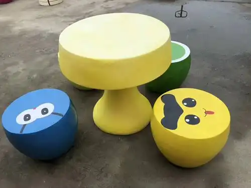 公园公共设施坐凳创意式的设计呈现在你眼前,围绕着一棵大树,在底部