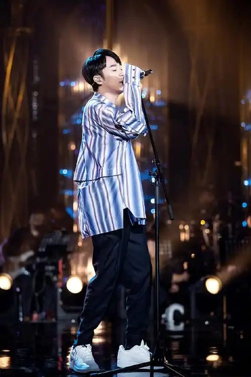 吴青峰在圈子里被称为"好朋友",他多次为陈奕迅,林宥嘉,张惠妹,杨丞琳