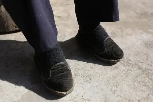 老人的小脚看着非常精致,她告诉笔者,那都是她很小的时候包裹的