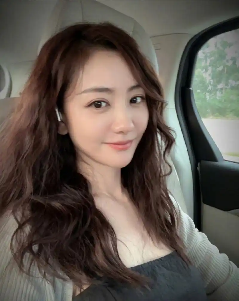 杨蓉晒自拍照,颜值爆表