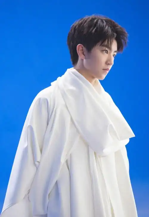 王俊凯阳光俊朗帅气花絮照图片