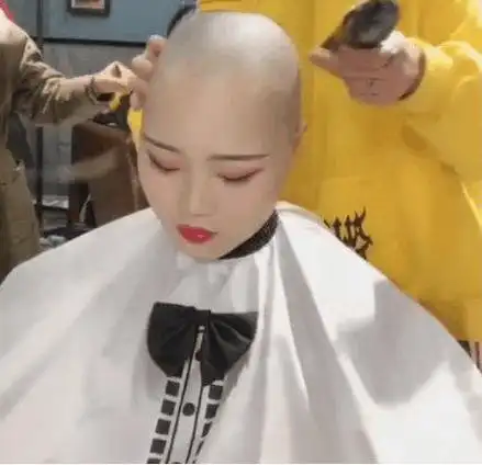 女子跑到理发店剃光头得知原因后连理发师都不忍心下手