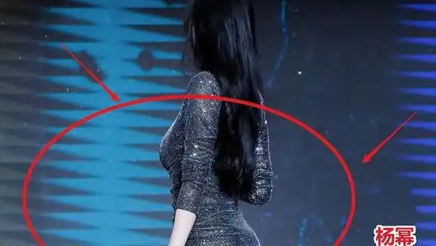 明星只剩性别是真的?迪丽热巴活动生图曝光,臀部夸张惊呆网友