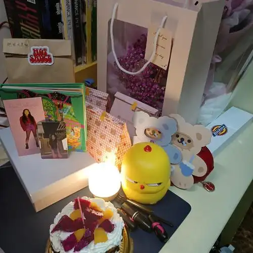 今天生日 想拍大家送的生日礼物 但是总感觉拍的差点那味5555
