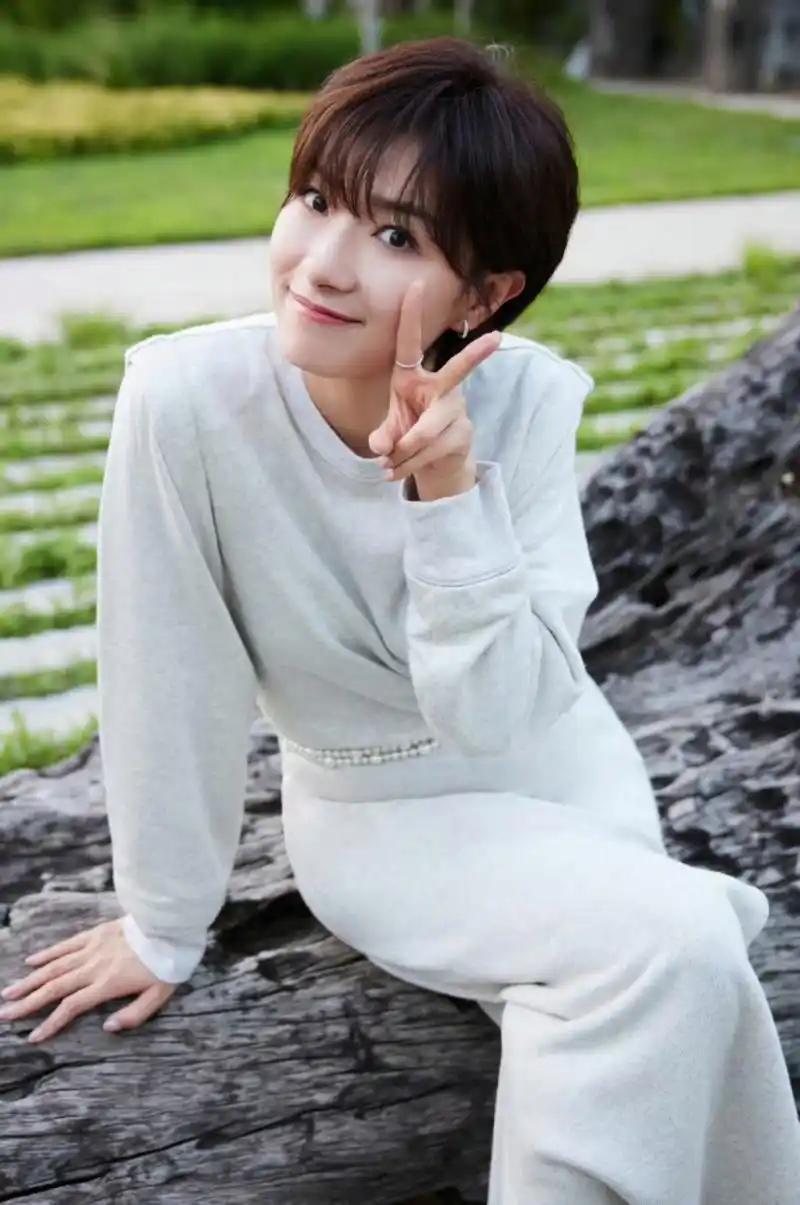 万茜把头发又剪短了,新发型还有点看不习惯,好不容易留起来的长发只