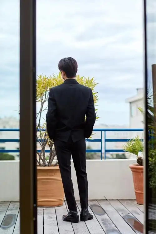 易烊千玺黑西装插兜背影图,黑色西装造型清逸俊雅……|易烊千玺_新浪