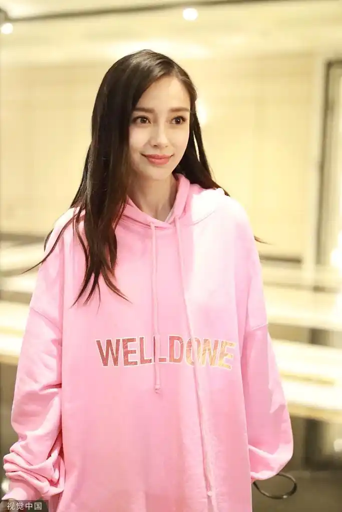8月29日,上海,杨颖(angelababy)活动结束后亮相,换上粉色卫衣清纯甜美