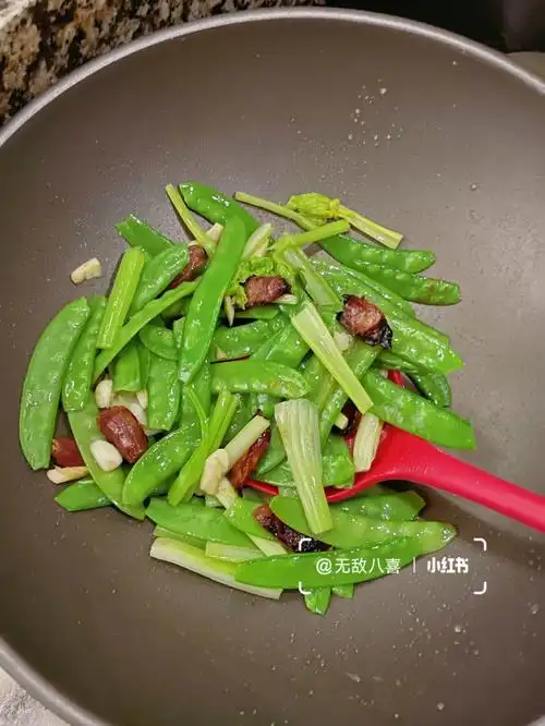 夏季最下饭的清淡小炒荷兰豆芹菜炒腊肠