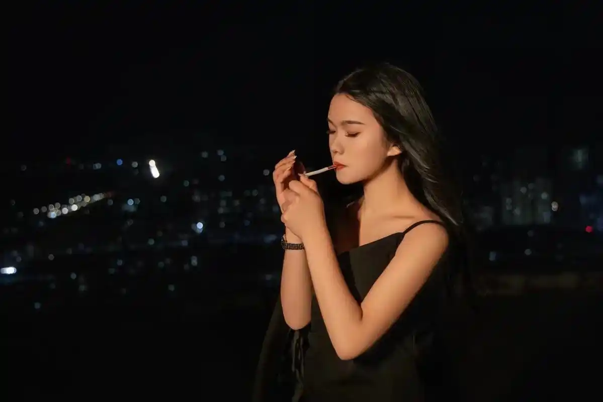 很羡慕抽烟的女孩做最真实的自己