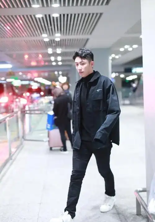 黄景瑜示范型男穿搭,全黑look稳重大气,令人眼前一亮