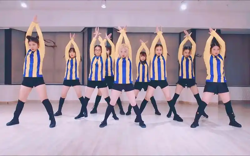 韩国女团练舞房排练,每一个都有魔鬼的身材天使般的面孔