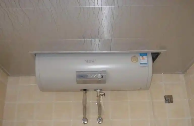 为什么有钱人都把热水器装吊顶上?听老电工一说,才知我家装错了