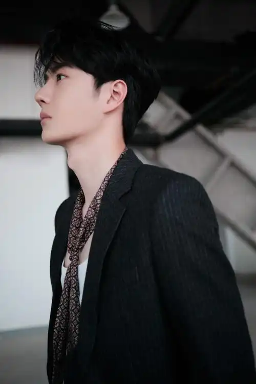 王一博黑西装花领带