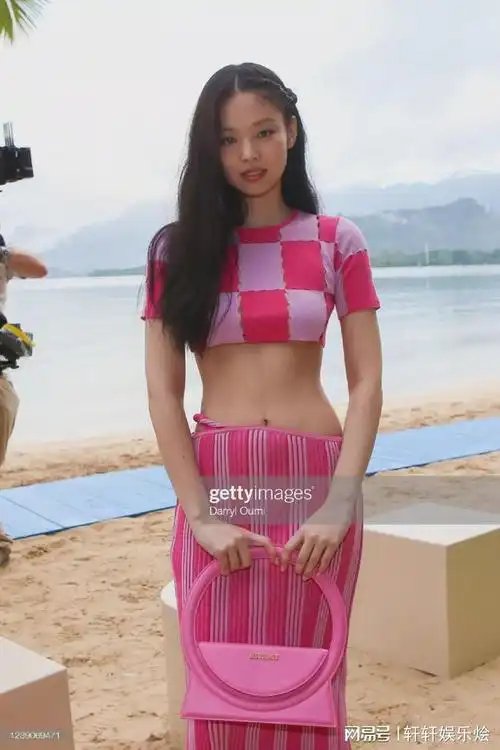 jennie粉色露腰低胯裙曲线柔和颜色分明