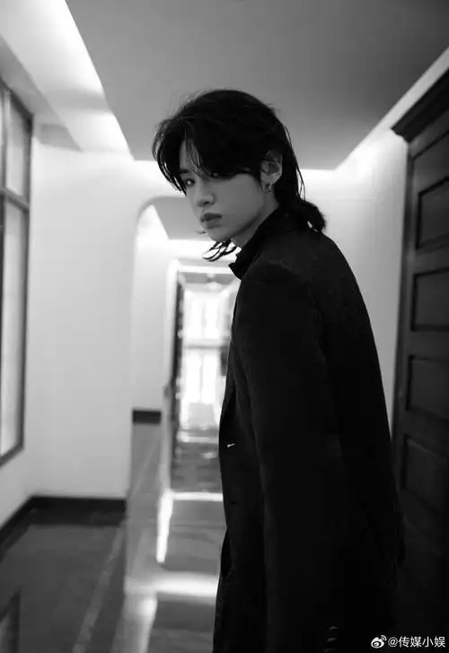 谁能抵挡得住狼尾造型的黄明昊,太迷人了!