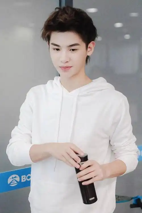 justin黄明昊换发型了短发再剪短一点儿清爽十足更帅气