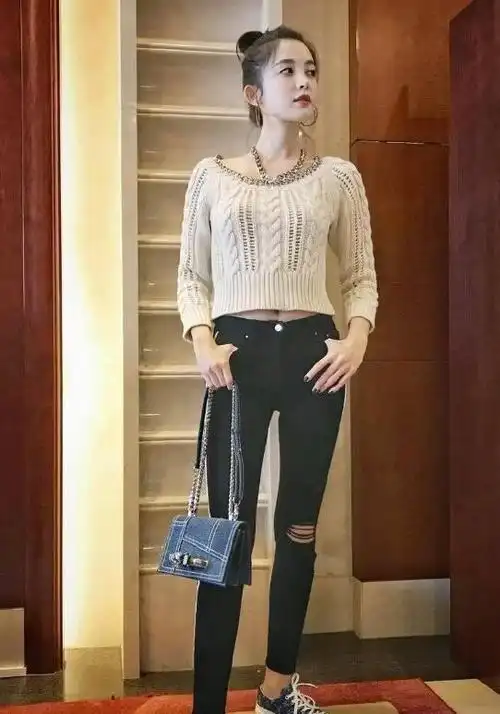 一身休闲的穿搭尽展古力娜扎的少女本质,黑色紧身裤依旧是秀出了她