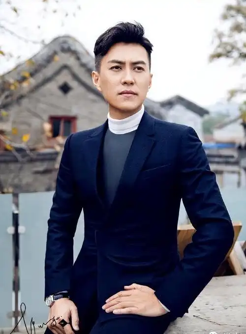 回顾一级演员靳东:出道30年零绯闻,与二婚李佳结婚至今恩爱如初