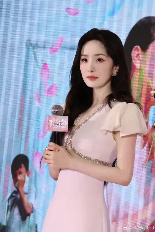 杨幂素妆##杨幂羽毛裙摆