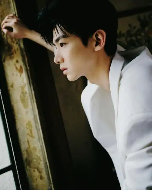 白敬亭工作室|白敬亭壁纸    我自己还蛮喜欢跟自己较劲这点的,稚少