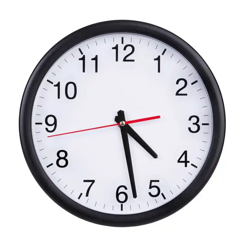 办公室时钟显示 4:30 上午