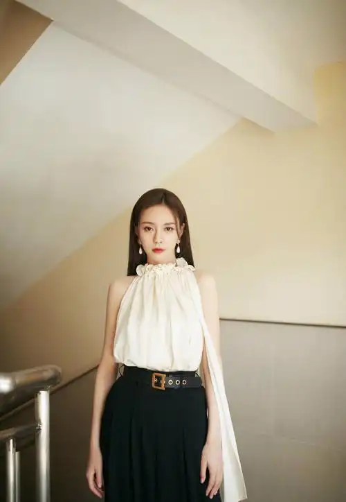 沈梦辰晒楼梯间大片 妆容精致长腿吸睛有女神范儿